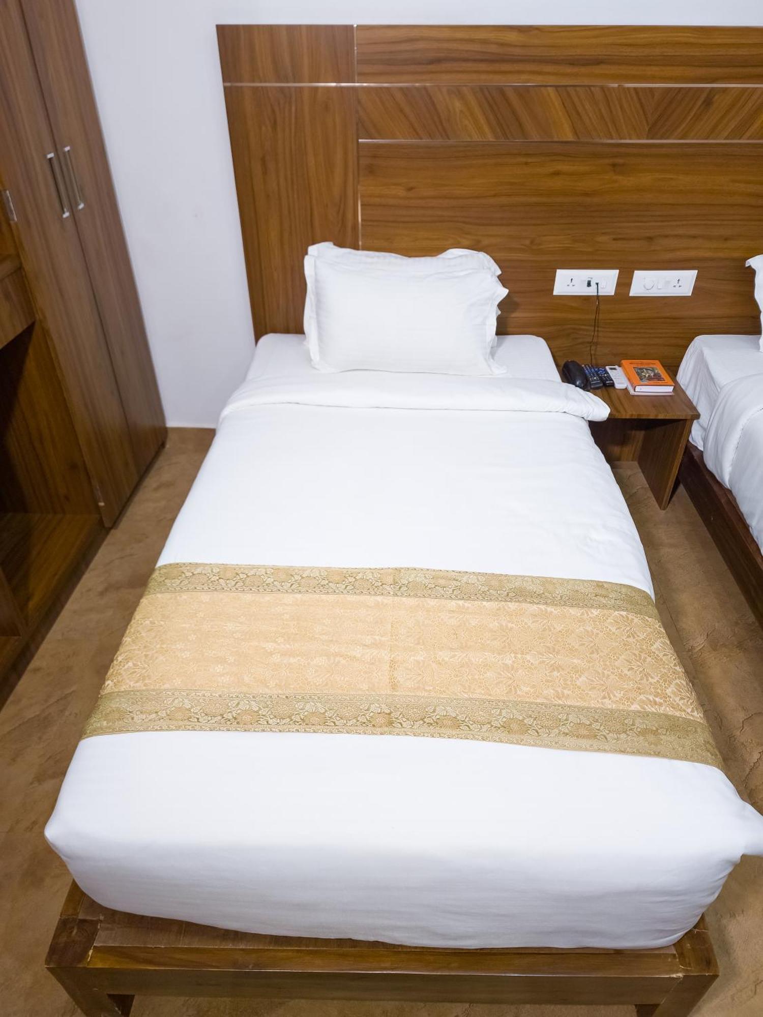 Amritara Ramila Kutir Hotel Ayodhya Bagian luar foto